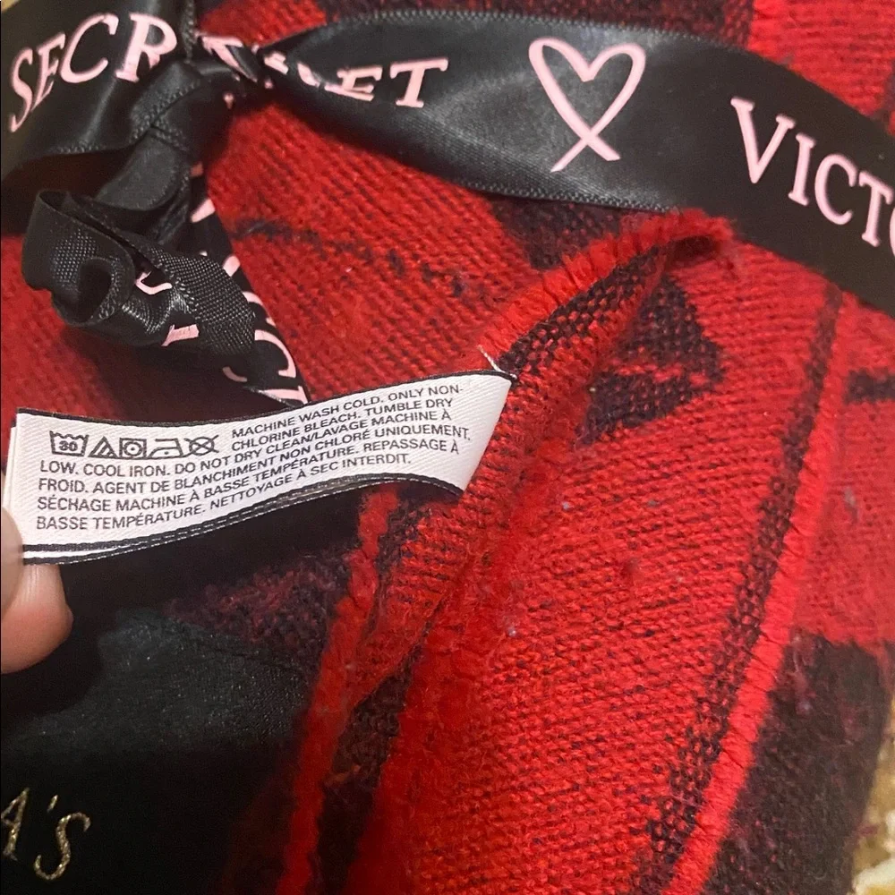 VICTORIA'S SECRET Acrylic Throw Blanket Red & Black Kisses 50 x 60 Fringed 2017